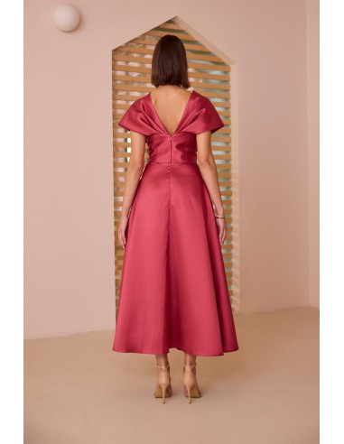 Vestido midi evasé con escote pronunciado. Confeccionado en tejido satinado. Cintura marcada y falda amplia con una elegante caí