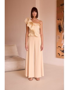 Descubre el conjunto de noche 52563 de Carla Ruiz, disponible en nuestra boutique. Este elegante y refinado.
