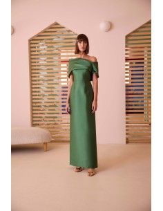 Descubra el vestido de noche 52621 de Carla Ruiz, una creación larga con hombros descubiertos, disponible en nuestra tienda. 2
