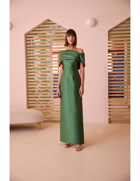 Descubra el vestido de noche 52621 de Carla Ruiz, una creación larga con hombros descubiertos, disponible en nuestra tienda.