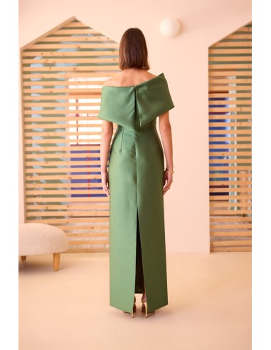 Descubra el vestido de noche 52621 de Carla Ruiz, una creación larga con hombros descubiertos, disponible en nuestra tienda.