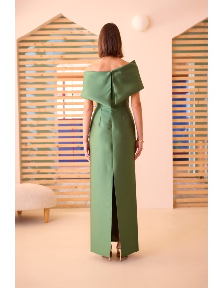 Descubra el vestido de noche 52621 de Carla Ruiz, una creación larga con hombros descubiertos, disponible en nuestra tienda.