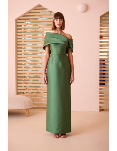 Descubra el vestido de noche 52621 de Carla Ruiz, una creación larga con hombros descubiertos, disponible en nuestra tienda.