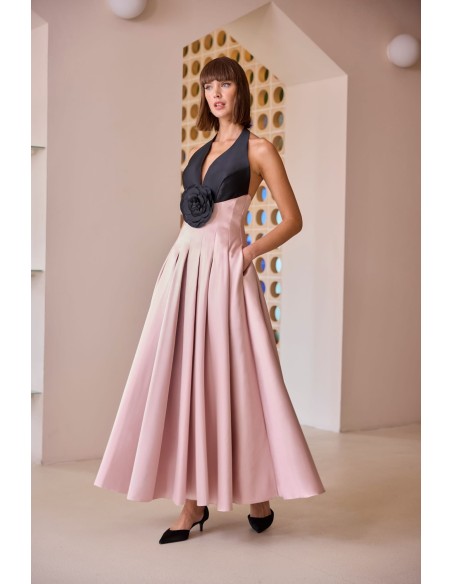 Realza tu look con el vestido de noche 52623 de Carla Ruiz, una creación tan romántica como elegante.
