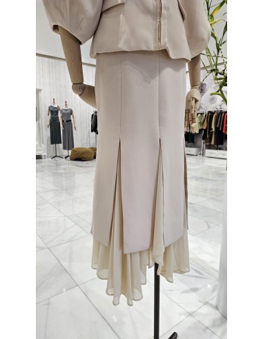 Conjunto de falda midi en crepé con gasa y cuerpo entallado con escote bardot y manga tres cuartos abullonada. Detalle de pedrer