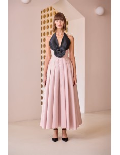 Realza tu look con el vestido de noche 52623 de Carla Ruiz, una creación tan romántica como elegante. 2