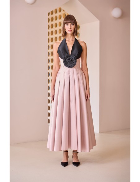 Realza tu look con el vestido de noche 52623 de Carla Ruiz, una creación tan romántica como elegante.