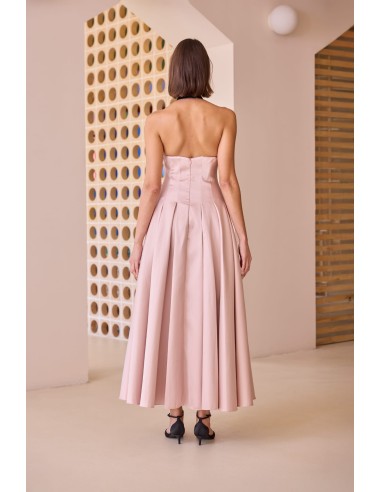 Realza tu look con el vestido de noche 52623 de Carla Ruiz, una creación tan romántica como elegante.