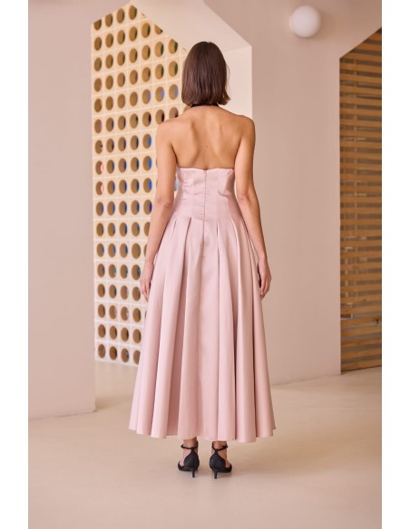 Realza tu look con el vestido de noche 52623 de Carla Ruiz, una creación tan romántica como elegante.