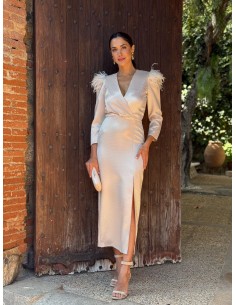 Vestido midi y corte recto con escote cruzado terminado en pico confeccionado en piqué con detalle de plumas en el hombro.
