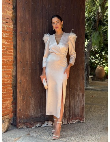 Vestido midi y corte recto con escote cruzado terminado en pico confeccionado en piqué con detalle de plumas en el hombro.