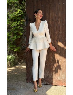 Conjunto de pantalón pitillo estilo sastre y top peplum con manga tres cuartos abullonada y detalle plumas.