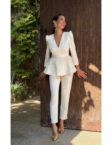 Conjunto de pantalón pitillo estilo sastre y top peplum con manga tres cuartos abullonada y detalle plumas.