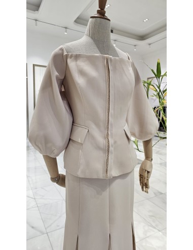 Conjunto de falda midi en crepé con gasa y cuerpo entallado con escote bardot y manga tres cuartos abullonada. Detalle de pedrer