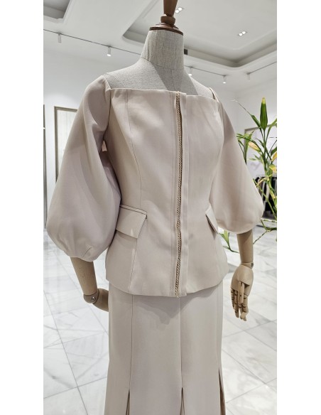Conjunto de falda midi en crepé con gasa y cuerpo entallado con escote bardot y manga tres cuartos abullonada. Detalle de pedrer