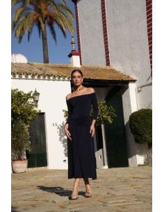 Un vestido midi con escote bardot y mangas tres cuartos. Destaca por su vuelo en el bajo que aporta movimiento y gracia. 2