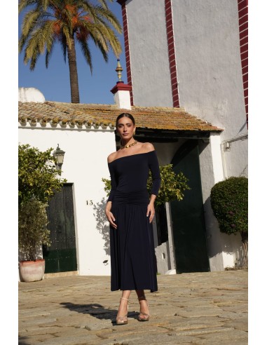 Un vestido midi con escote bardot y mangas tres cuartos. Destaca por su vuelo en el bajo que aporta movimiento y gracia.