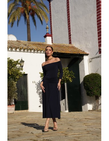 Un vestido midi con escote bardot y mangas tres cuartos. Destaca por su vuelo en el bajo que aporta movimiento y gracia.