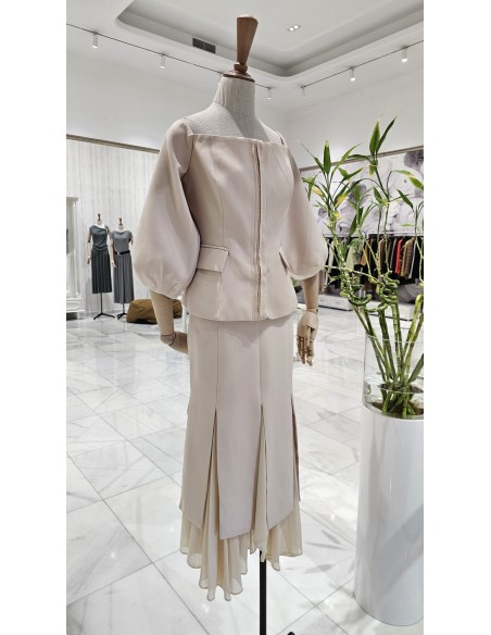 Conjunto de falda midi en crepé con gasa y cuerpo entallado con escote bardot y manga tres cuartos abullonada. Detalle de pedrer
