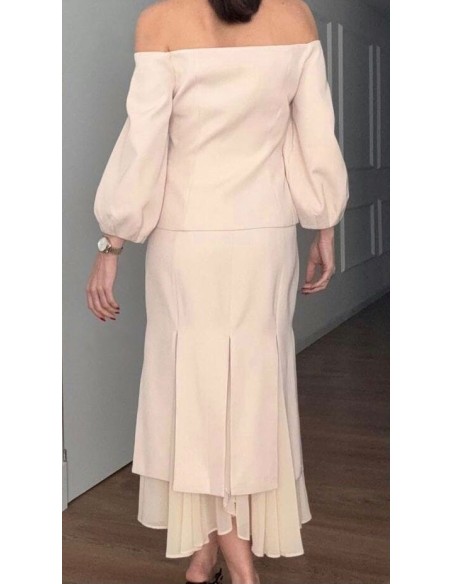 Conjunto de falda midi en crepé con gasa y cuerpo entallado con escote bardot y manga tres cuartos abullonada. Detalle de pedrer