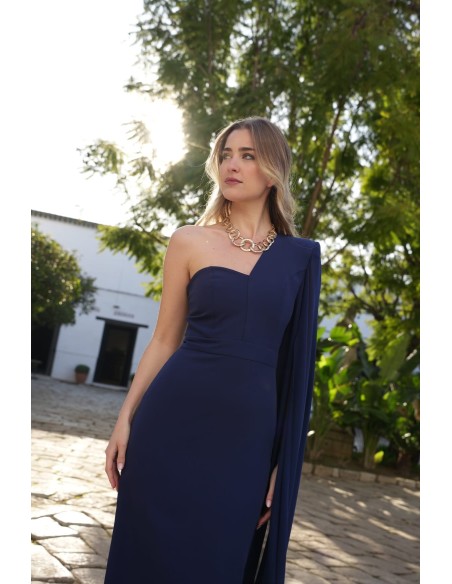 Vestido asimétrico con capa de gasa en el hombro izquierdo.