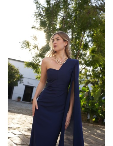 Vestido asimétrico con capa de gasa en el hombro izquierdo.
