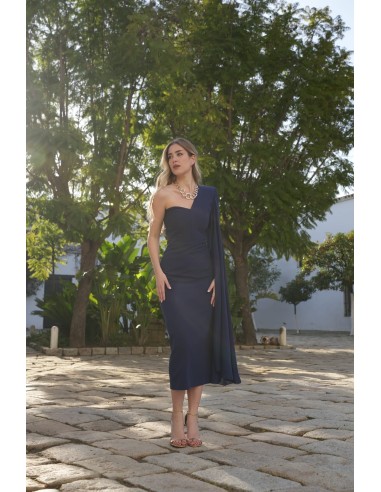 Vestido asimétrico con capa de gasa en el hombro izquierdo.