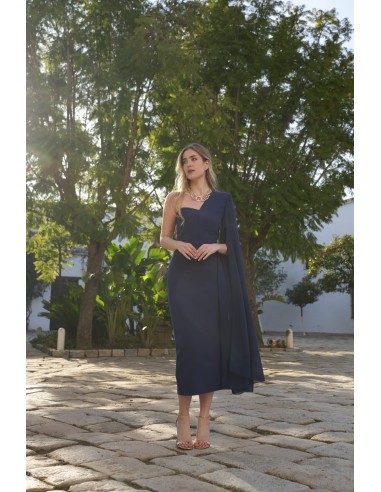 Vestido asimétrico con capa de gasa en el hombro izquierdo.