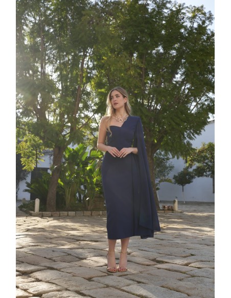 Vestido asimétrico con capa de gasa en el hombro izquierdo.