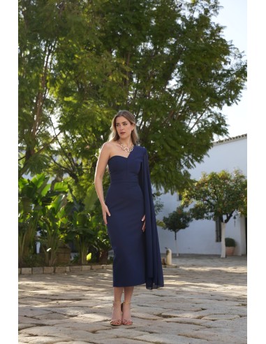 Vestido asimétrico con capa de gasa en el hombro izquierdo.
