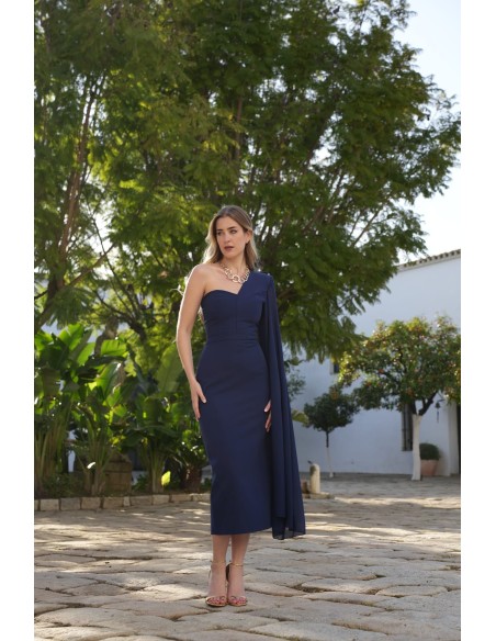 Vestido asimétrico con capa de gasa en el hombro izquierdo.
