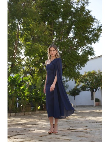Vestido asimétrico con capa de gasa en el hombro izquierdo.