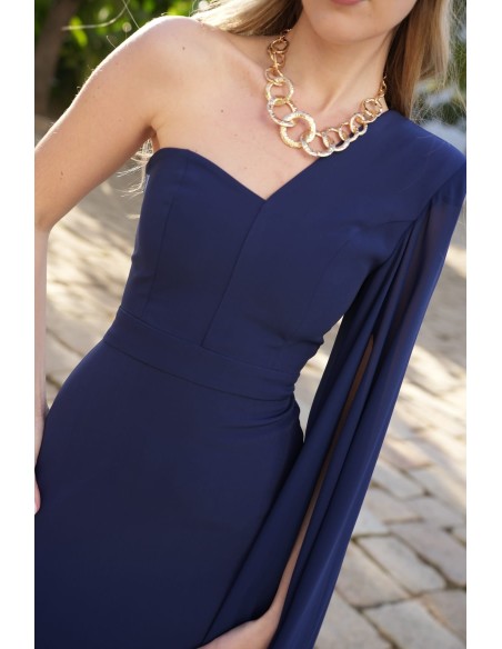 Vestido asimétrico con capa de gasa en el hombro izquierdo.