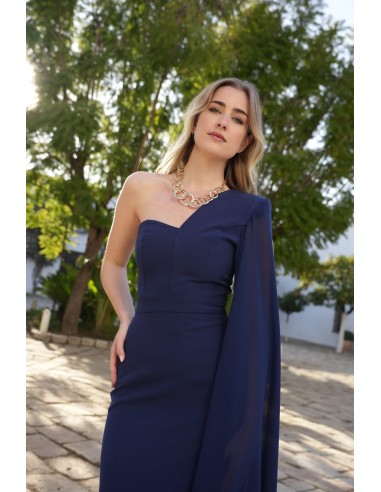 Vestido asimétrico con capa de gasa en el hombro izquierdo.