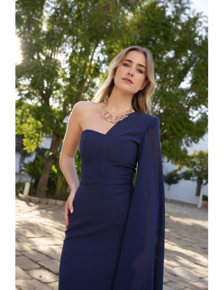 Vestido asimétrico con capa de gasa en el hombro izquierdo.