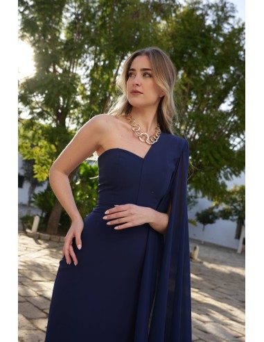 Vestido asimétrico con capa de gasa en el hombro izquierdo.