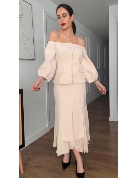 Conjunto de falda midi en crepé con gasa y cuerpo entallado con escote bardot y manga tres cuartos abullonada. Detalle de pedrer