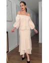Conjunto de falda midi en crepé con gasa y cuerpo entallado con escote bardot y manga tres cuartos abullonada. Detalle de pedrer