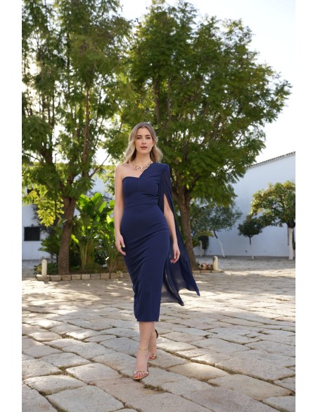 Vestido asimétrico con capa de gasa en el hombro izquierdo.