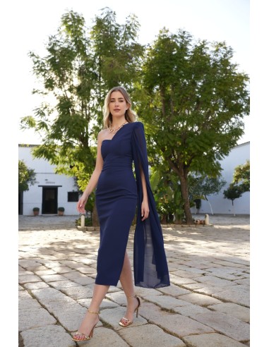 Vestido asimétrico con capa de gasa en el hombro izquierdo.
