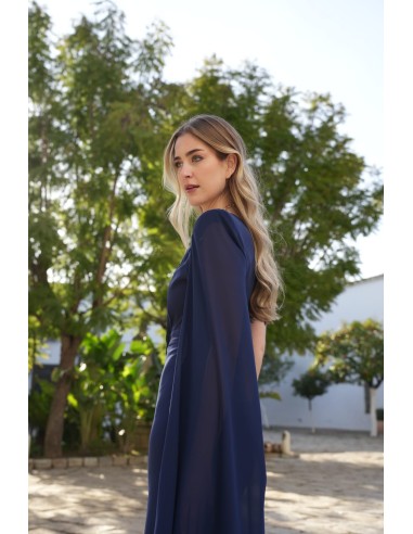 Vestido asimétrico con capa de gasa en el hombro izquierdo.