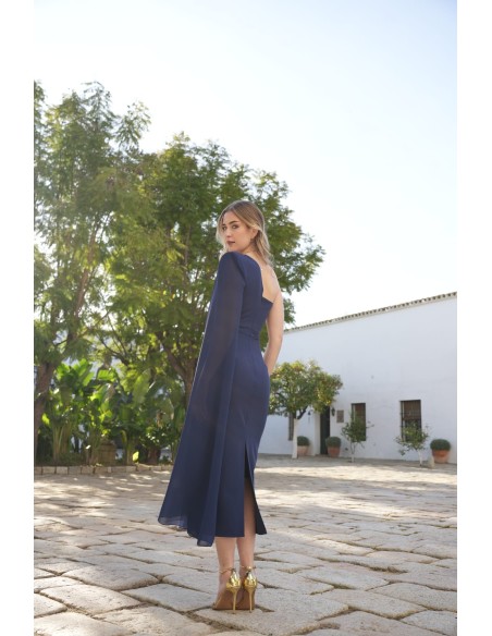 Vestido asimétrico con capa de gasa en el hombro izquierdo.