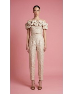 Conjunto brocado dos piezas compuesto por top corto con escote bardot abullonado y pantalón recto tiro alto. 2