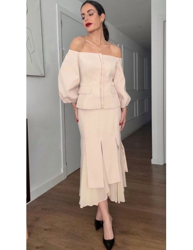 Conjunto de falda midi en crepé con gasa y cuerpo entallado con escote bardot y manga tres cuartos abullonada. Detalle de pedrer