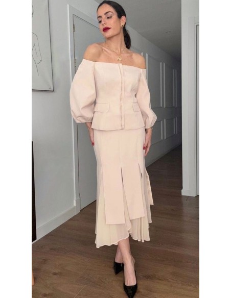 Conjunto de falda midi en crepé con gasa y cuerpo entallado con escote bardot y manga tres cuartos abullonada. Detalle de pedrer