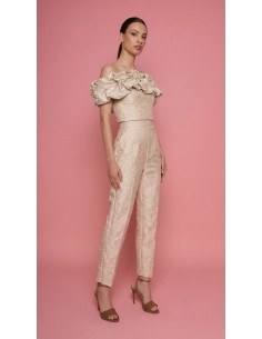 Conjunto brocado dos piezas compuesto por top corto con escote bardot abullonado y pantalón recto tiro alto.