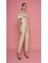 Conjunto brocado dos piezas compuesto por top corto con escote bardot abullonado y pantalón recto tiro alto.