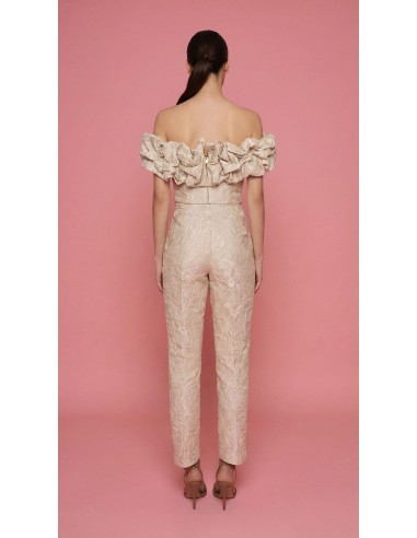 Conjunto brocado dos piezas compuesto por top corto con escote bardot abullonado y pantalón recto tiro alto.