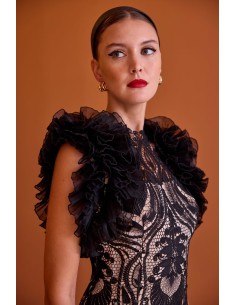 Vestido midi confeccionado con encaje de damasco en contraste negro y nude. Hombros con volumen plisado. 2