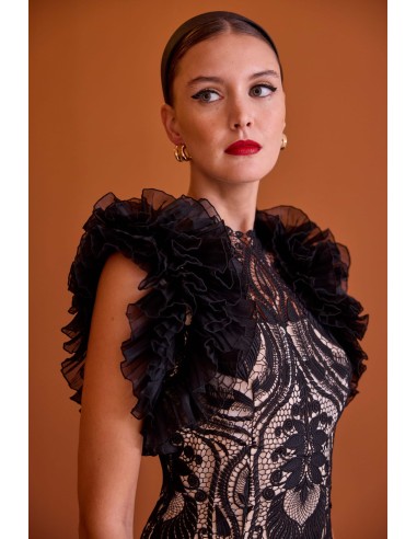 Vestido midi confeccionado con encaje de damasco en contraste negro y nude. Hombros con volumen plisado.